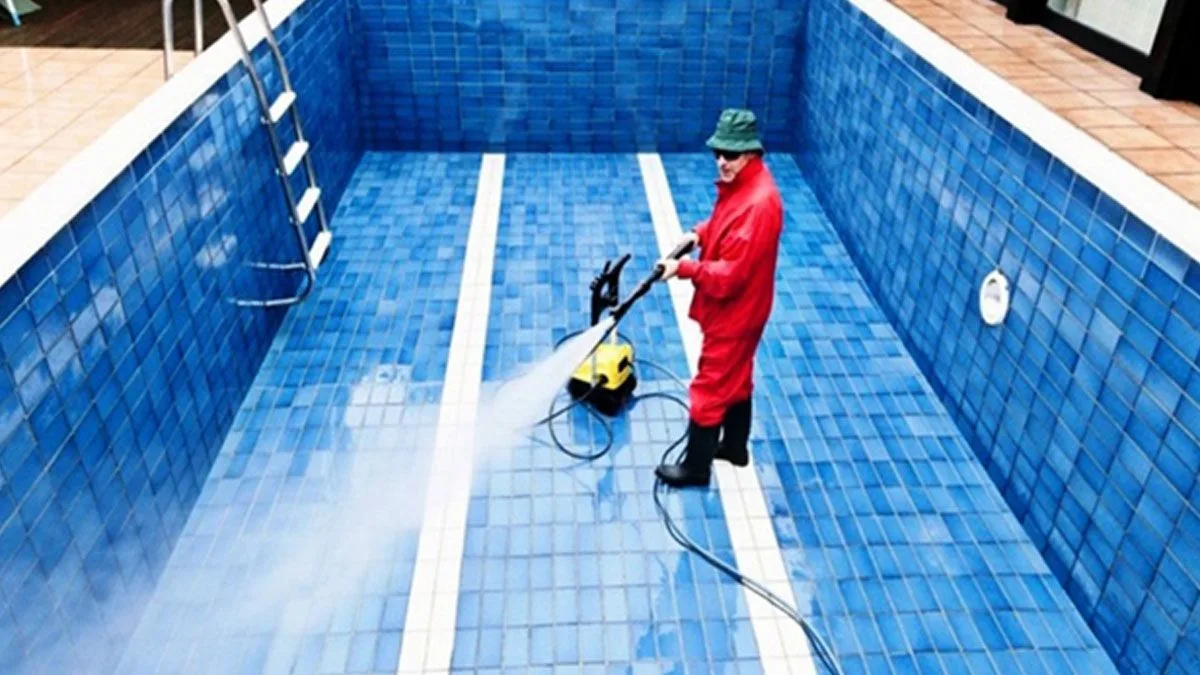 Swimming Pool Cleaning Service